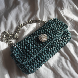 Sac en crochet fait main modèle Baby Angèle bleu pétrole argenté